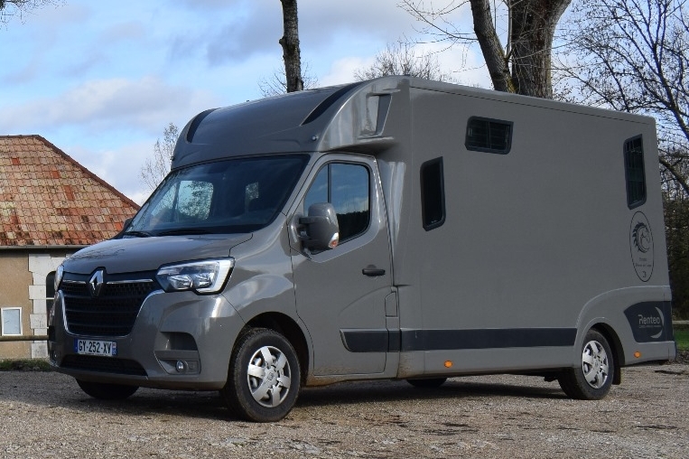 Des bourres pour le confort des chevaux